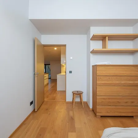 Modern Center アパート *